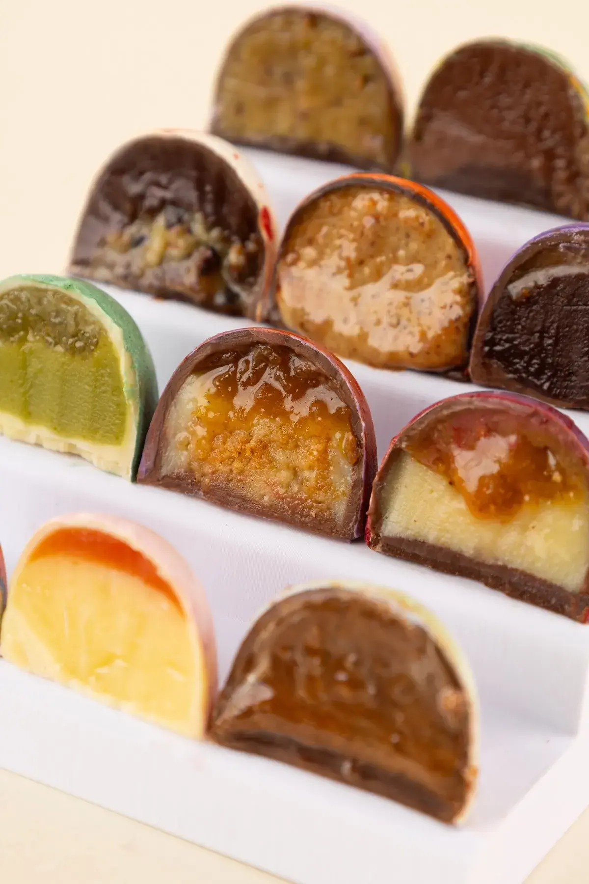 Fileiras de bombons cortados ao meio, revelando os recheios